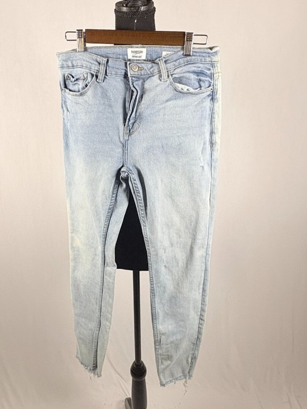 Kensie Jeans | The High Rise Slim Straight Jeans | Women’s 8/29 | Light |Raw Hem